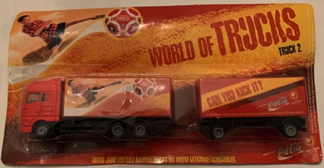 10232-2 € 12,50 coca cola vrachtwagen met oplegger voetbal ca 20 cm.jpeg